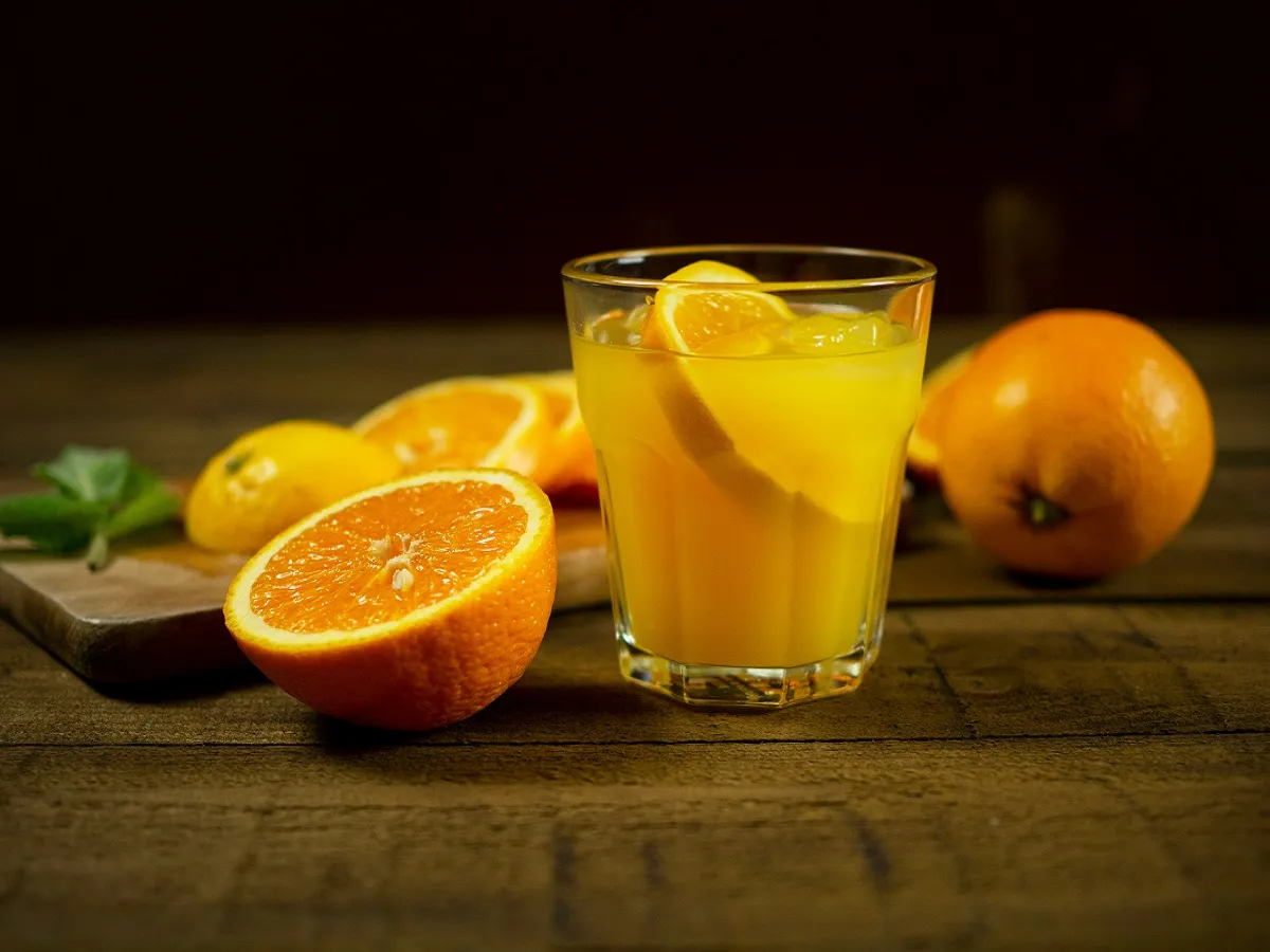 El jugo de naranja 100% natural se relaciona con beneficios para la salud, según un estudio.