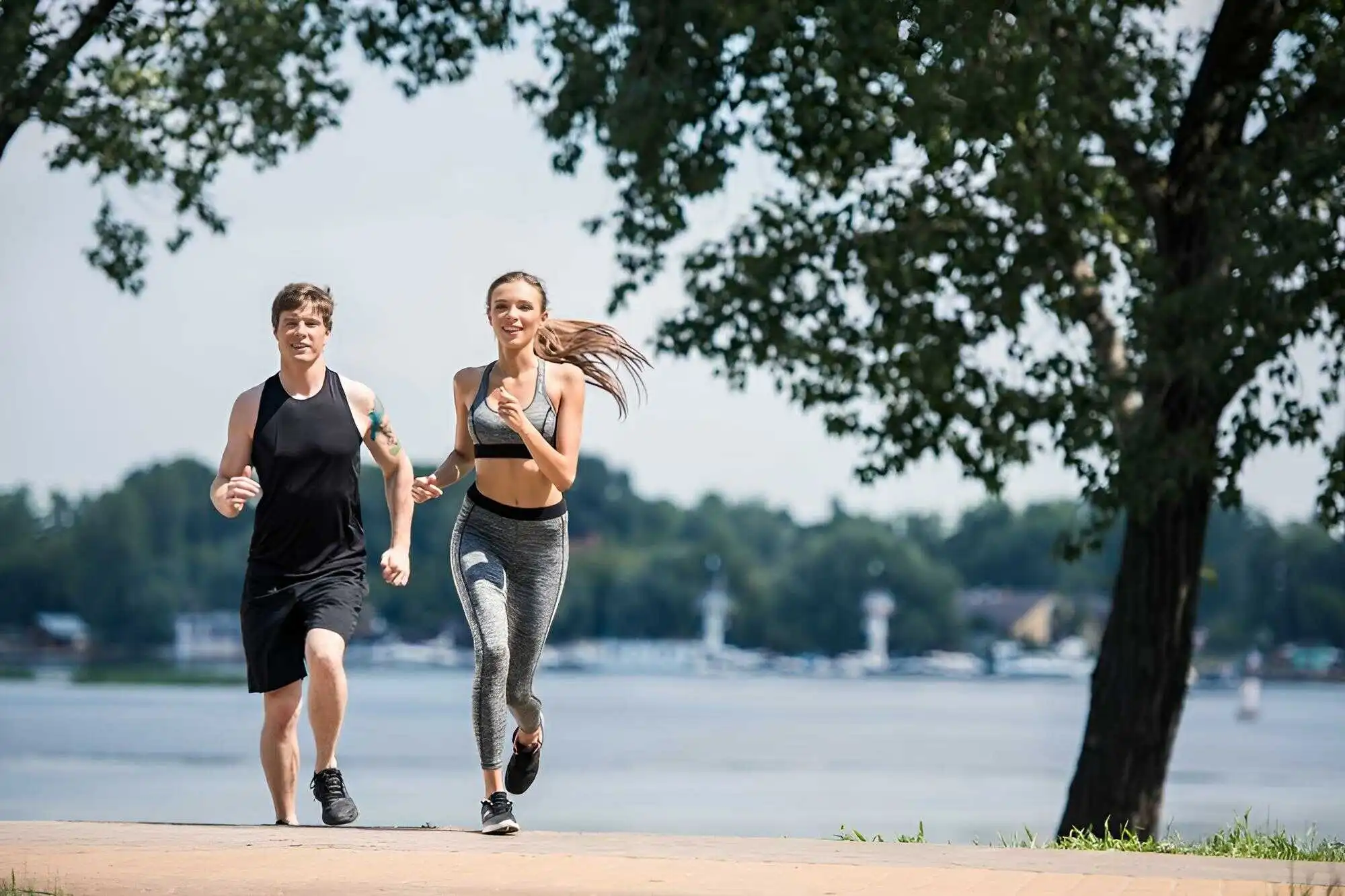 2 personas corriendo