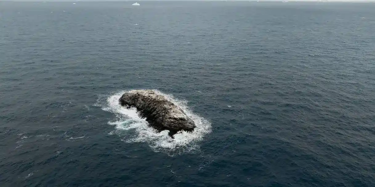 Descubren una isla desconocida en la Antártida: apareció en el océano y obligará a cambiar los mapas