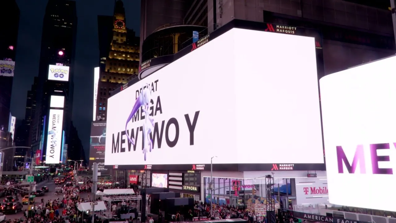 mas de mil jugadores asisten times square derrotar mewtwo