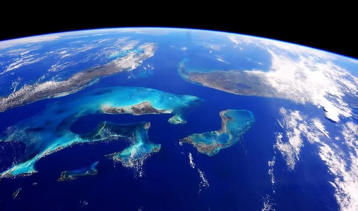 el fondo del oceano se abre ante los cientificis
