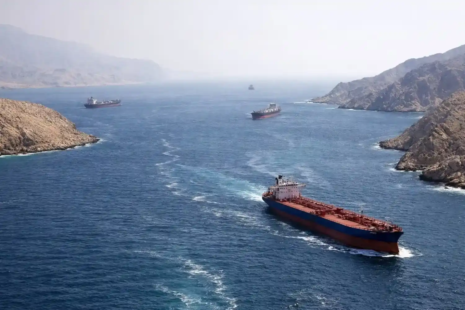 El petróleo cae más de un 5 tras señales de una posible vía diplomática con Irán