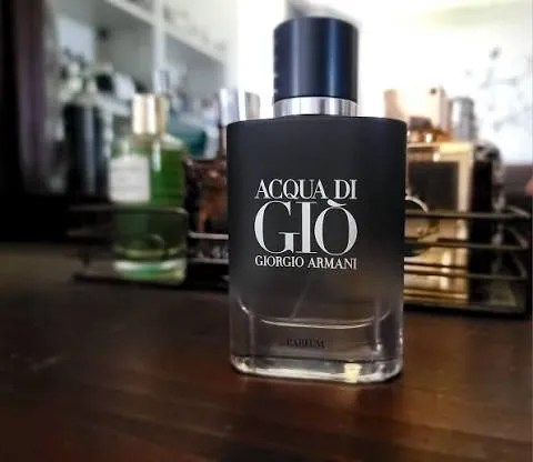 Armani estrena un nuevo perfume y elige a Jonathan Bailey como rostro mundial de la fraganci