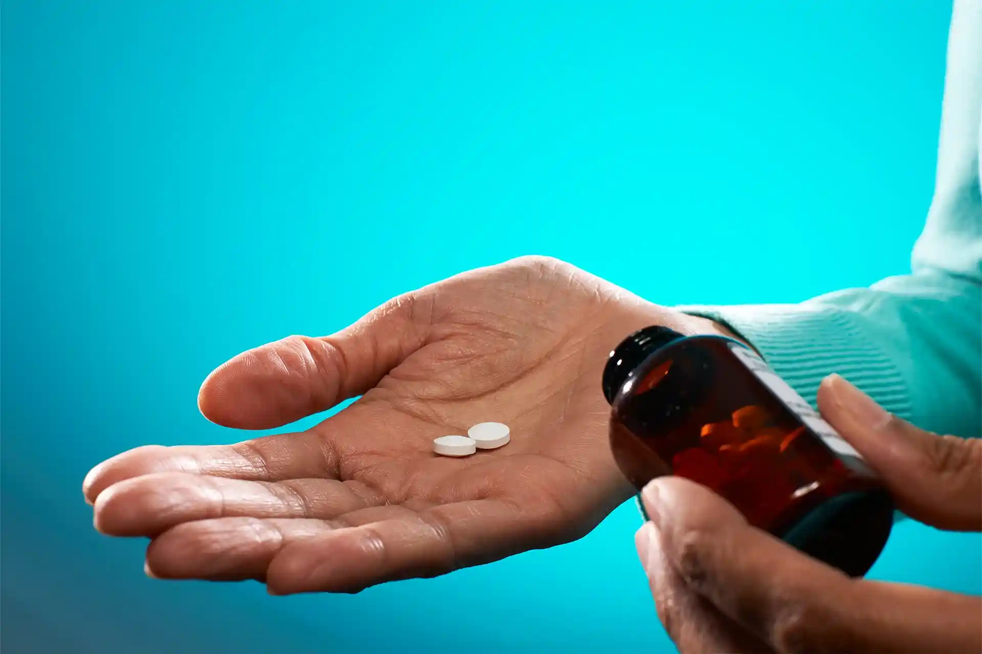 Por qué no es bueno automedicarse riesgos consecuencias y cuándo acudir al médico 1