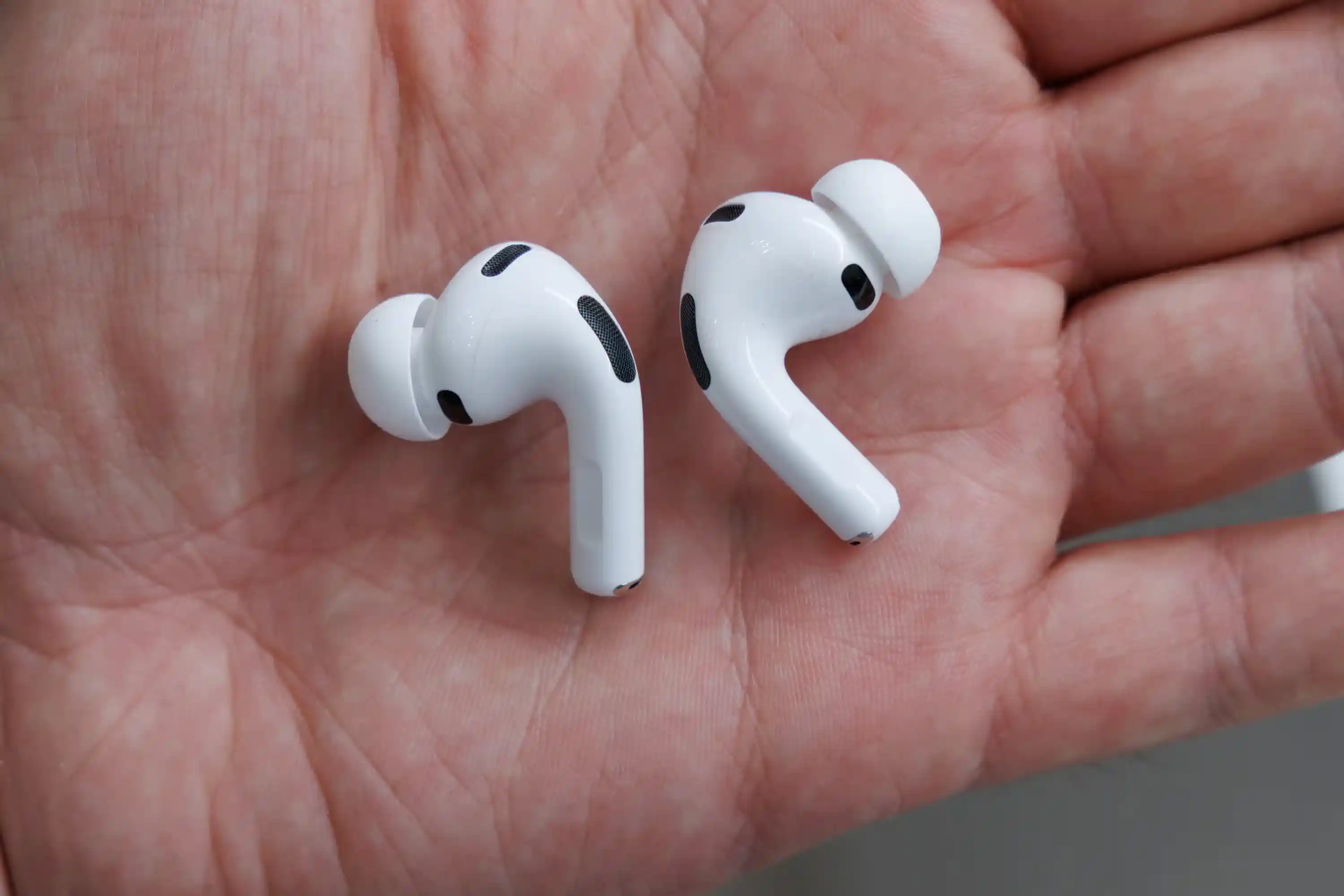 Los AirPods con IA y cámara de Apple siguen en camino para 2027 a pesar de la filtración de un video