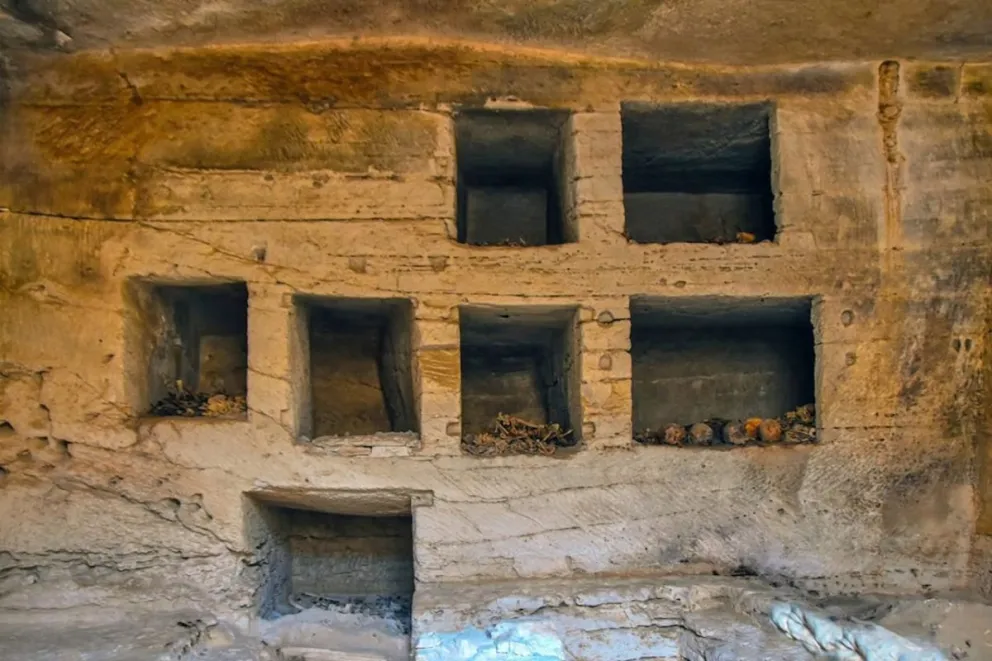 Hallan siete tumbas de hace 2.000 años y una escondía una extraña figura de una mujer embarazada sin cabeza