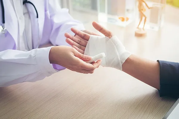 Cómo tratar quemaduras primeros auxilios errores que debes evitar y cuándo acudir al médico