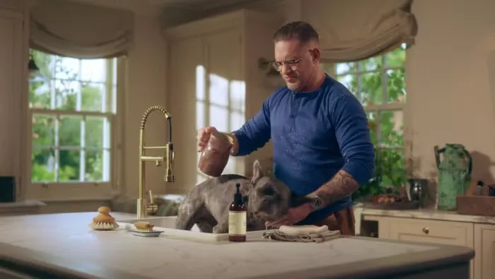 Jo Malone entra por primera vez al cuidado de perros con un champú protagonizado por Tom Hardy y su bulldog