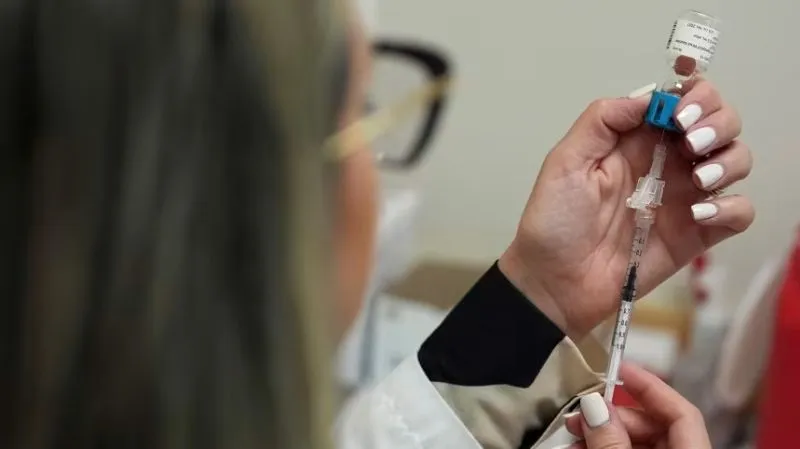 Los médicos afirman que están cubriendo el vacío dejado por los CDC en materia de vacunas