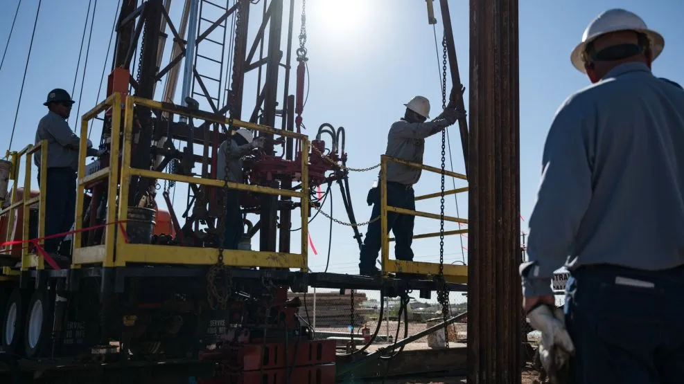 Petróleo supera los US100 y vuelve a encender la alarma por la inflación mundial