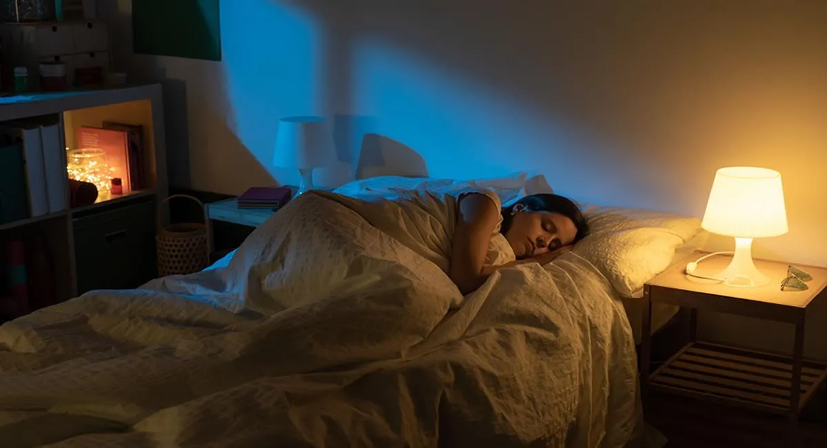 El riesgo oculto para tu corazón de dormir con poca luz