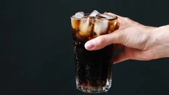 Bebidas gasificadas cómo repercuten en la salud y qué riesgos debes conocer