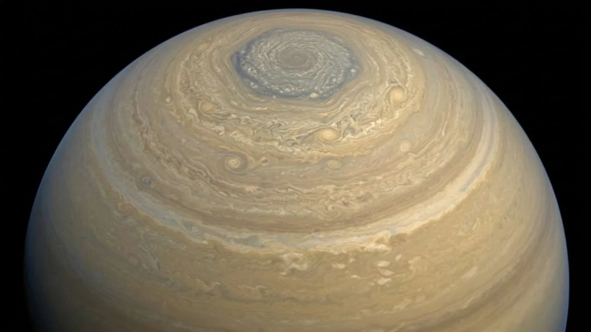 Un exminero observó Saturno desde su patio y terminó ayudando a descubrir una gigantesca onda de 10 lados en el planeta