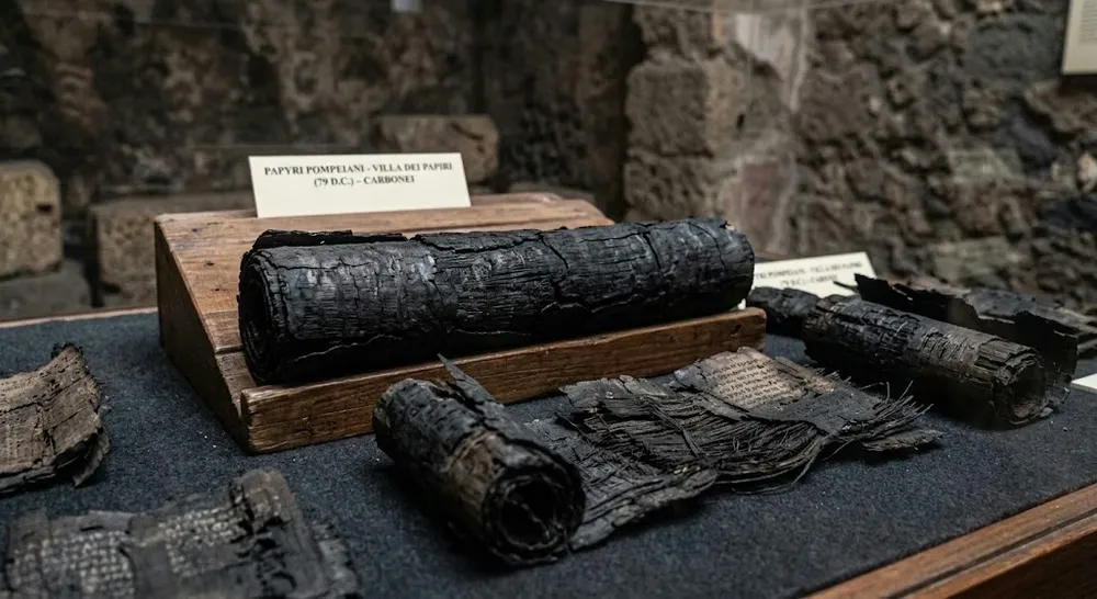 Científicos queman papiros a propósito para aprender a leer libros carbonizados hace casi 2.000 años por el Vesubio