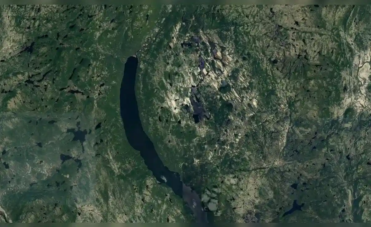 Buscaba un lugar para acampar en Google Maps y terminó descubriendo un cráter gigante de 390 millones de años