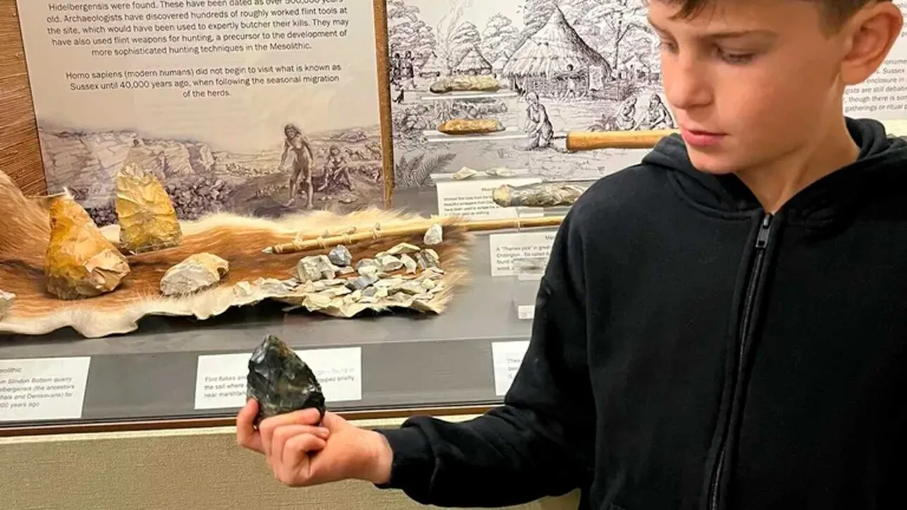 Un niño encontró una piedra en la playa y tres años después descubrió que era una herramienta neandertal