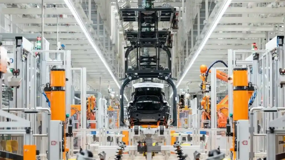 genera un articulo sobre China vuelve a crecer en manufactura la inteligencia artificial ayuda a sacar a las fábricas de la contracción