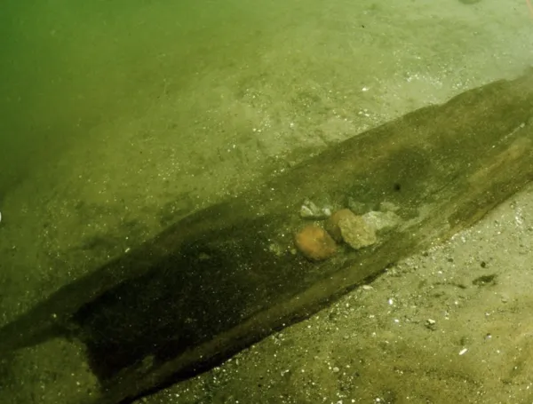 Un buzo buscaba botellas antiguas en un lago y terminó encontrando una canoa de hace 1.000 años