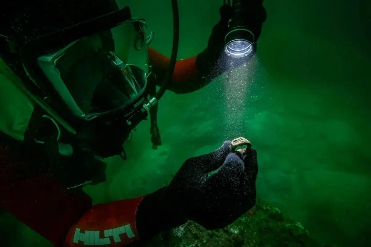 Encuentran bajo el mar un anillo que podría mostrar el Faro de Alejandría hace casi 2.000 años