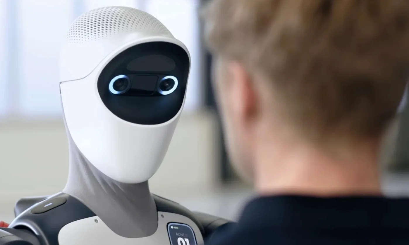 Convierte un celular Android antiguo en el cerebro de un robot humanoide que camina y puede levantarse solo