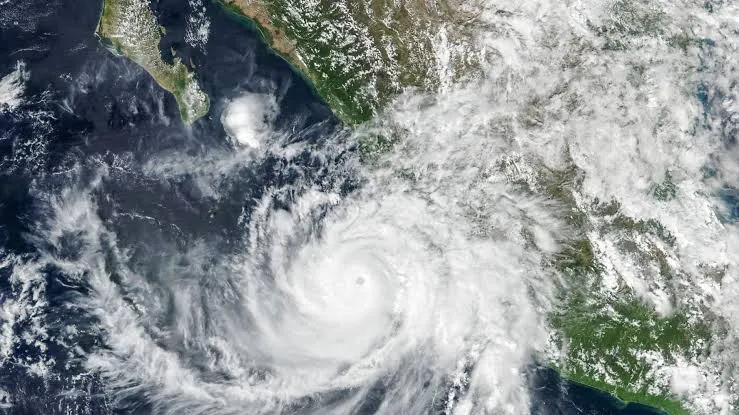 NASA fotografía misteriosas ondas gigantes sobre el huracán Simon en México